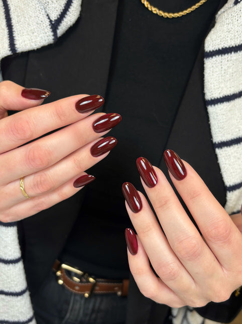 Devenir prothésiste ongulaire : le guide complet pour se lancer en 2025 (formation, matériel, tarifs, erreurs à éviter)